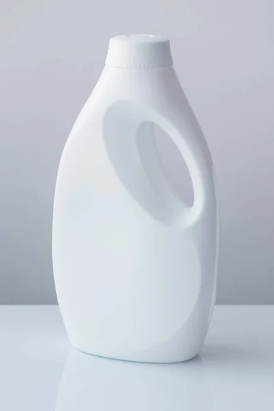 Recipiente de plástico blanco para detergente líquido — Foto de Stock