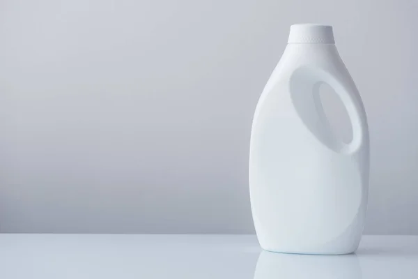 Beyaz plastik şişe sıvı deterjan kapsayıcısı — Stok fotoğraf