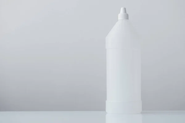 흰색 플라스틱 병 의료 에틸 알코올에 대 한 컨테이너 — 스톡 사진