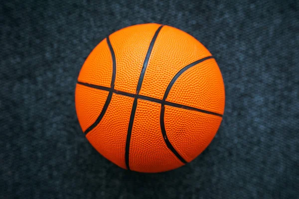 Piłkę do koszykówki na ciemnej powierzchni — Zdjęcie stockowe