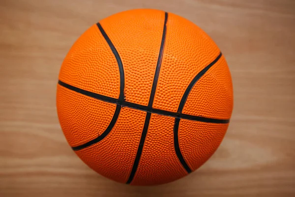 Bola de basquete no chão da quadra — Fotografia de Stock