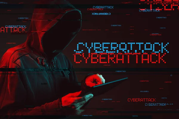 Cyberangriffskonzept mit gesichtsloser männlicher Person mit Kapuze — Stockfoto