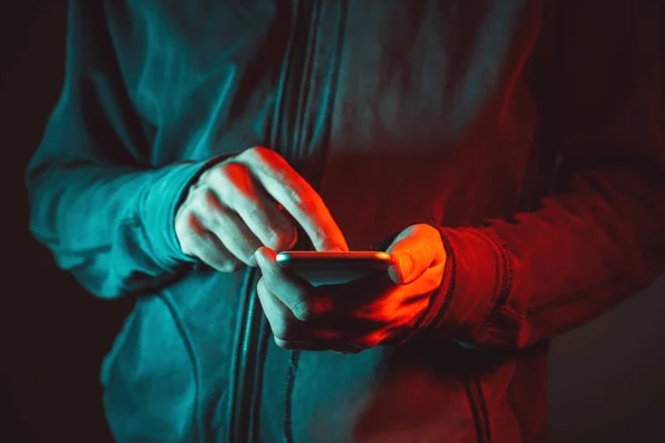 Smartphone en manos masculinas, de cerca — Foto de Stock