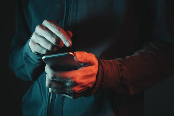 Hombre casual escribiendo mensaje de texto en el teléfono inteligente —  Fotos de Stock