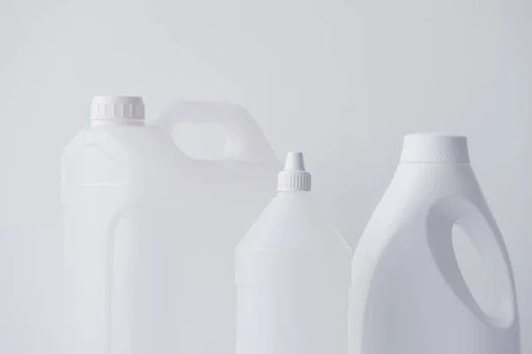 화학 액체에 대 한 백색 플라스틱 jerrycan 및 병 용기 — 스톡 사진