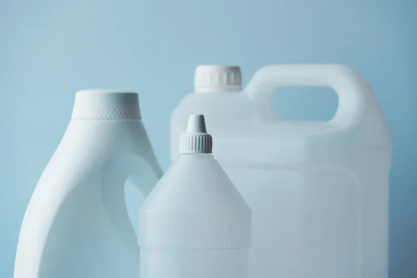 Jerrycan en plastique blanc et bouteille pour liquides chimiques — Photo