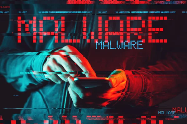Conceito de malware com pessoa usando smartphone — Fotografia de Stock