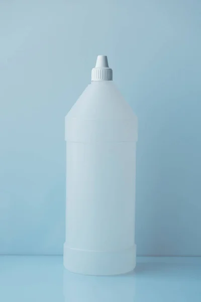 Witte plastic fles container voor medische ethylalcohol — Stockfoto