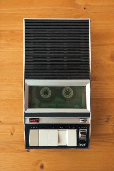 Аудиокассета в винтажном проигрывателе — стоковое фото