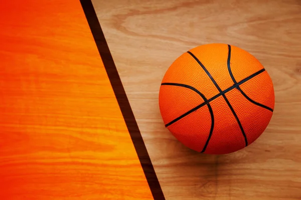 Basketbalový míč na podlaze soud — Stock fotografie