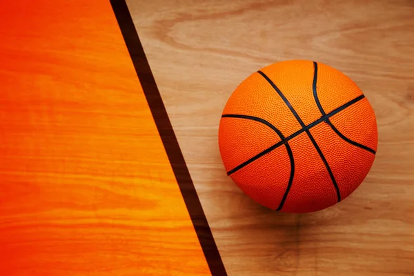 Bola de basquete no chão da quadra — Fotografia de Stock