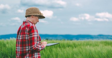 Kadın çiftçi tablet bilgisayar çavdar kırpma alanı kullanma