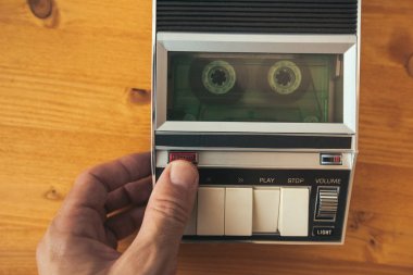 Vintage ses kaset kaset pla üzerinde kayıt düğmesine basarak parmak