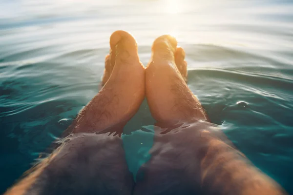 Pies masculinos en piscina al aire libre —  Fotos de Stock