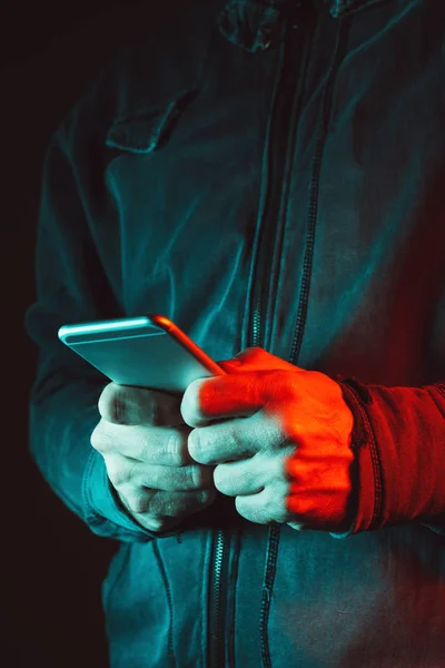 Man som använder mobiltelefon — Stockfoto