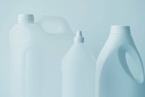 Jerrycan en plastique blanc et bouteille pour liquides chimiques — Photo