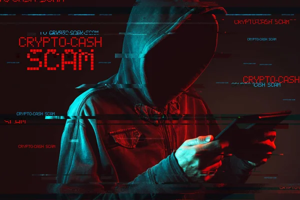 Crypto Cash Scam Konzept mit gesichtsloser männlicher Person mit Kapuze und Tablet-Computer, niedrigem roten und blau beleuchteten Bild und digitalem Glitch-Effekt — Stockbild Krypto-Cash-Konzept mit gesichtsloser männlicher Person mit Kapuze — Stockfoto