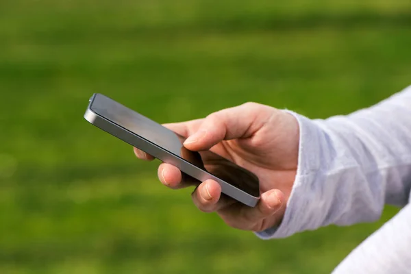 Vrouw met behulp van smartphone buitenshuis — Stockfoto