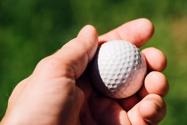 ゴルファーのゴルフ ・ ボールを保持しています。 — ストック写真
