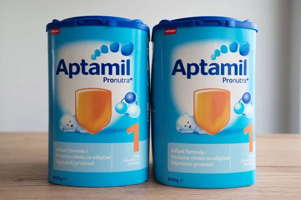 Aptamil leche en polvo para recién nacidos — Foto de Stock