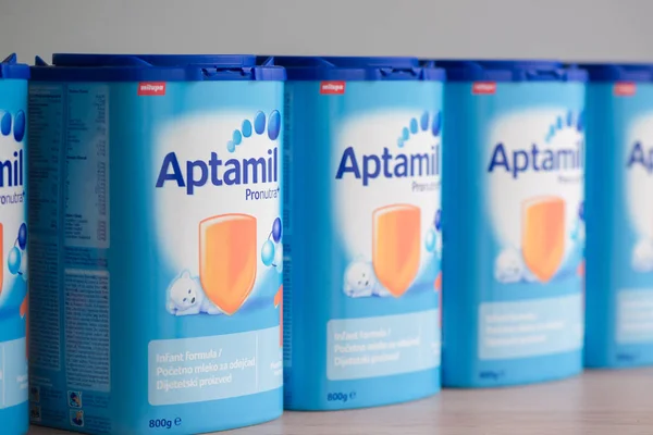 Aptamil leche en polvo para recién nacidos — Foto de Stock