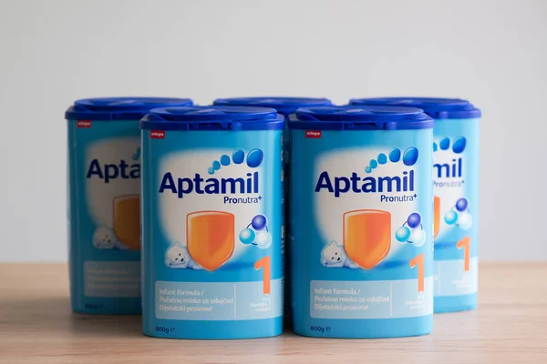 Aptamil pulver mjölk för nyfödda — Stockfoto