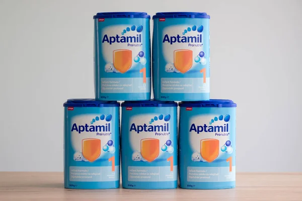 Aptamil-Pulvermilch für Neugeborene — Stockfoto
