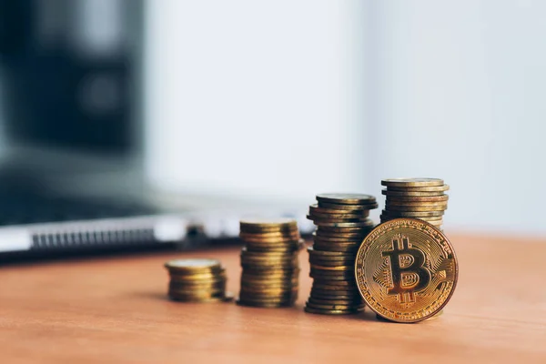 Trading with Bitcoin cryptocurrency — Stock Photo, Image