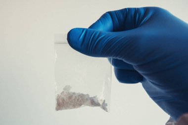 Suç mahallinde uyuşturucu kanıt toplama kriminoloji uzmanı