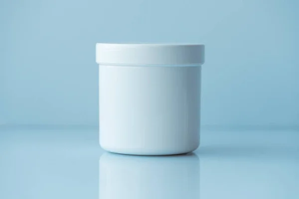 化粧品のクリーム色のプラスチック製の瓶 — ストック写真