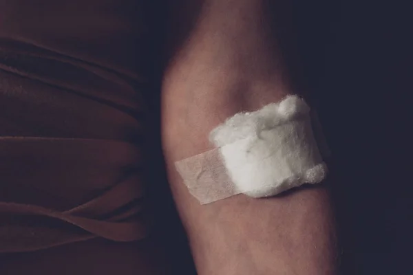 Бавовняна шерсть на жіночій руці після венозного аналізу крові — стокове фото