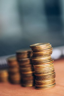 Ofis masasında para yığını