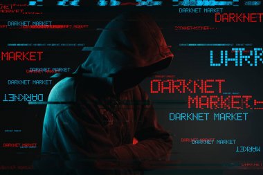 Darknet Pazar kavramı meçhul kukuletalı erkek kişi ile