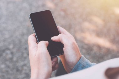 Açık havada Smartphone kullanarak eller yakın çekim