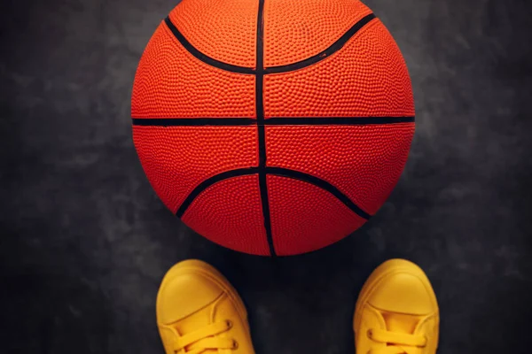 Giocatore di Streetball in piedi direttamente sopra la palla — Foto Stock