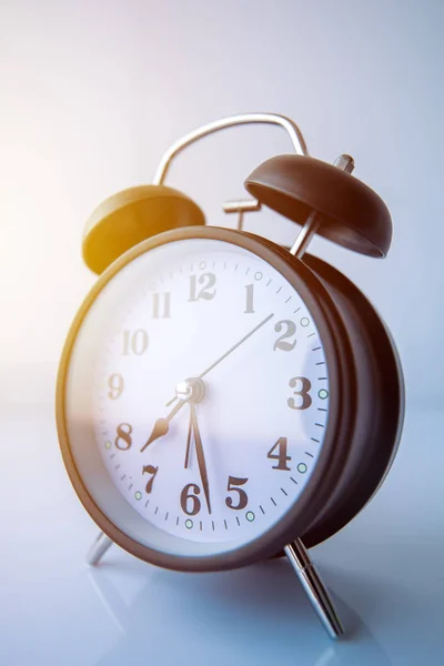 Vintage alarmklok bijna half acht in de ochtend tonen — Stockfoto