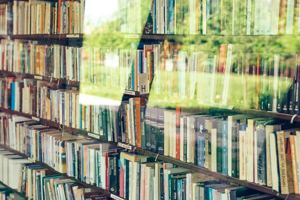 Books in the library — Stock Photo, Image