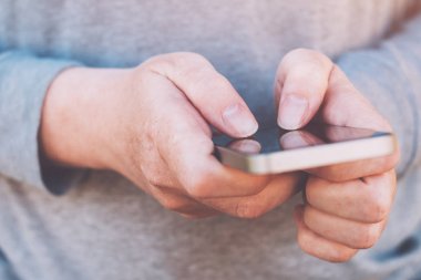 Açık havada Smartphone kullanarak eller yakın çekim
