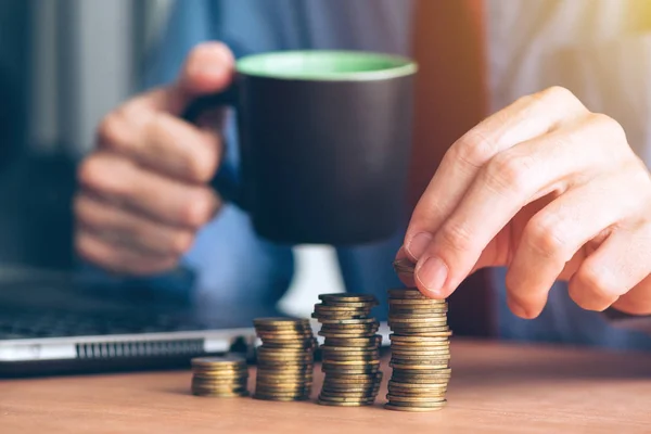 Finanzas y presupuesto, hombre de negocios apilando monedas — Foto de Stock