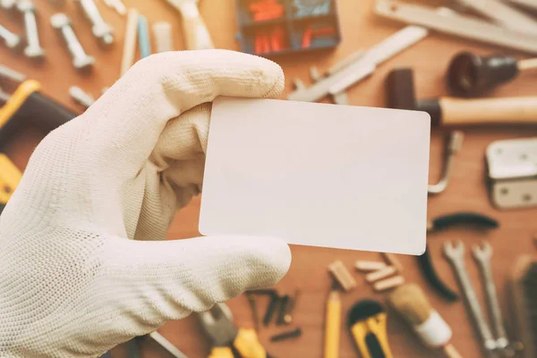 Рабочий держит пустую визитку в качестве копировального пространства — стоковое фото
