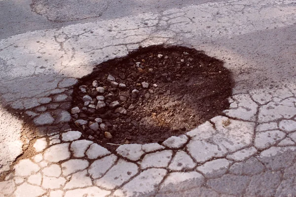 Pothole on the road — Stock Photo, Image