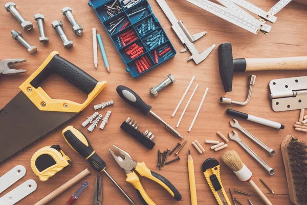 Huishoudelijk werk tools bovenaanzicht op workshop Bureau — Stockfoto