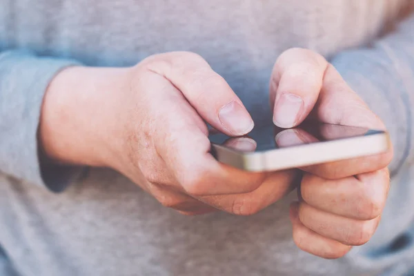 Close up of female hands using smartphone outdoors — Stock Photo, Image