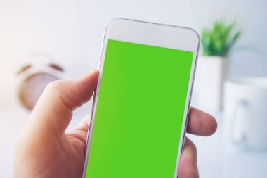 Sabahları kahve molası sırasında Smartphone kullanarak