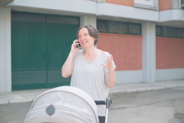 Mutlu anne üstünde hareket eden telefon