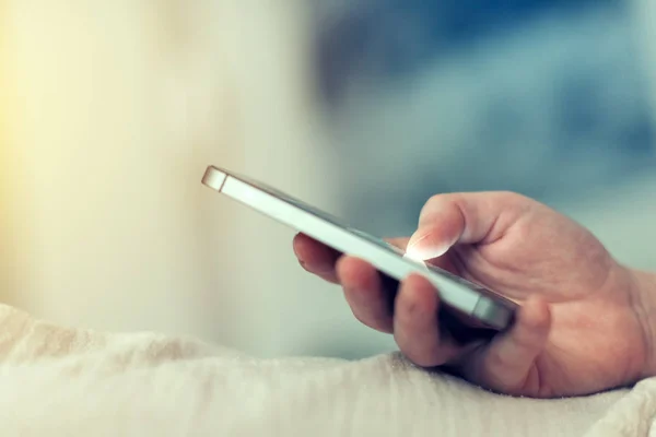 Mobiele telefoon in de hand van het vrouwelijke, close-up — Stockfoto