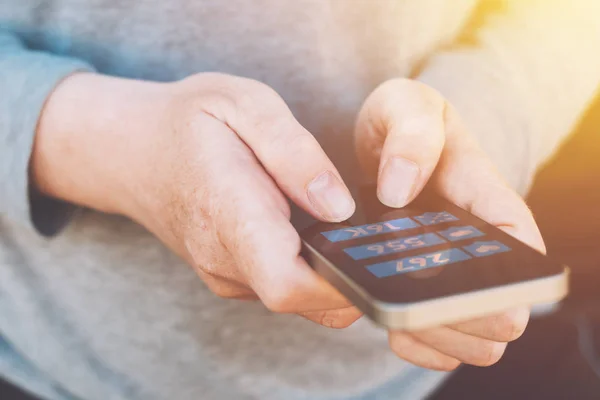 Soziale Medien und Vernetzung auf dem Smartphone — Stockfoto