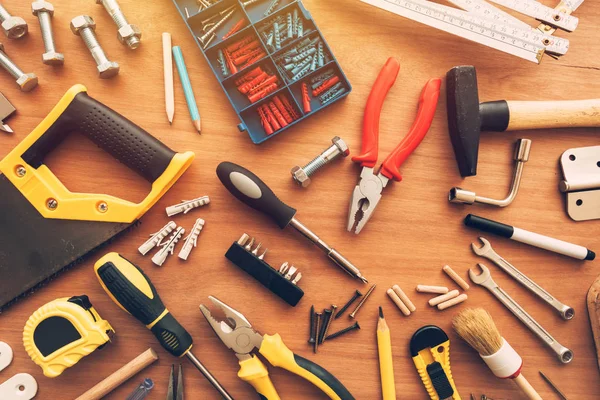 Verschiedene Renovierungswerkzeuge von oben auf dem Werkstatttisch — Stockfoto