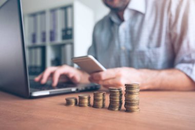 Madeni para stacker, işadamı ile para yığılmış.