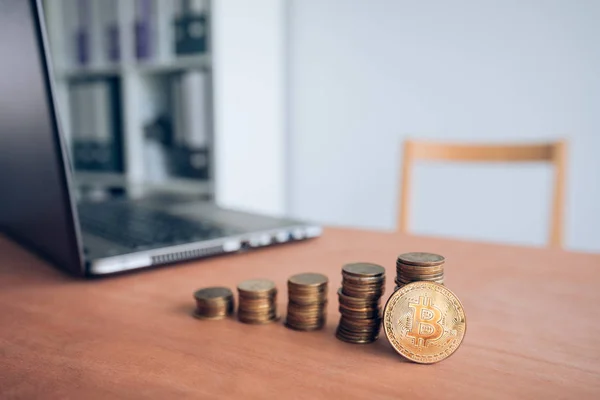 Trading with Bitcoin cryptocurrency — Stock Photo, Image